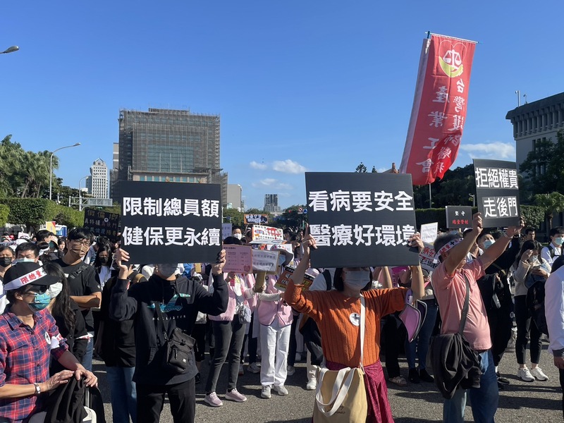 醫界、牙醫界、藥師界、中醫界與護理界等五師19日共同踏上凱道發起黑十字運動。(Photo by 簡嘉佑/台灣醒報)
