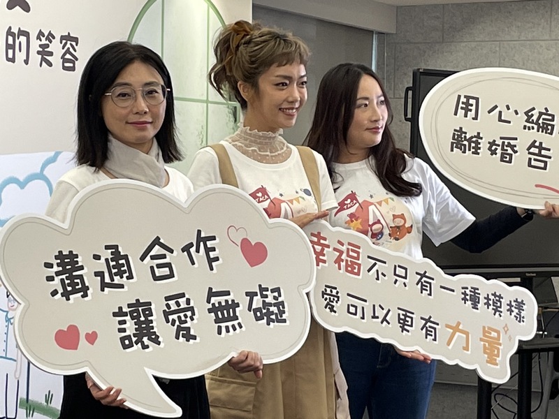 台灣兒少權益暨身心健康促進協會創會理事長賴芳玉與金鐘獎主持人李霈瑜(大霈)20日於記者會進行對談。(Photo by 簡嘉佑/台灣醒報)