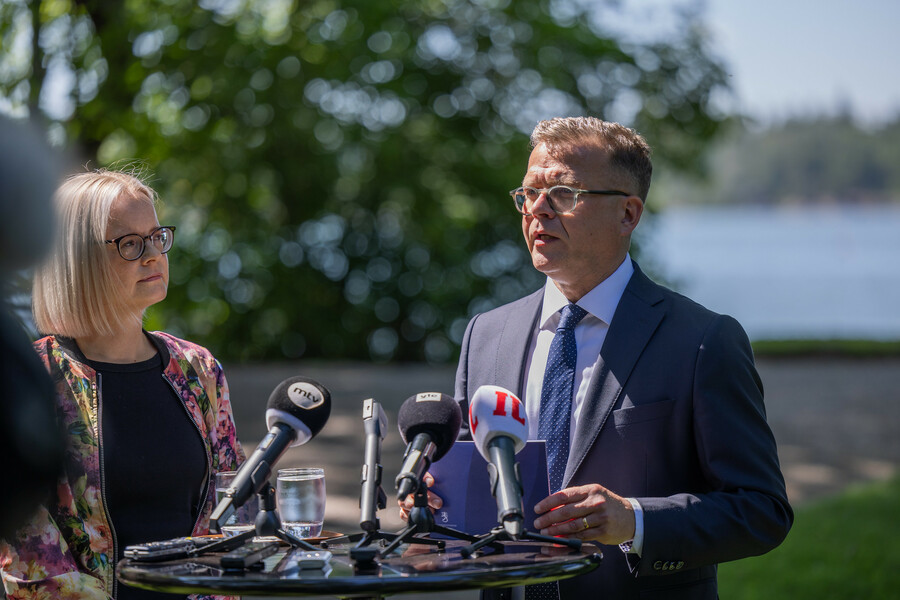 芬蘭總理歐爾波(右)宣布關閉與俄羅斯接壤的邊界。(Photo by FinnishGovernment on Flickr used under Creative Commons license)