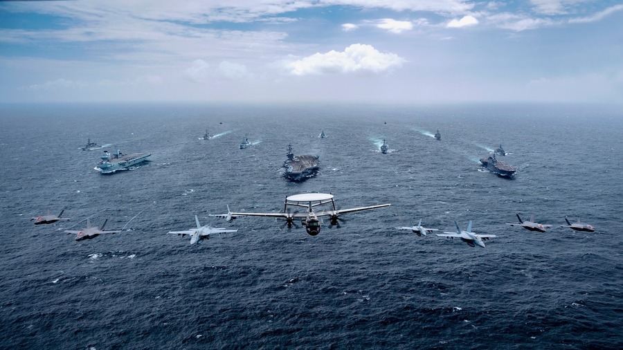 英美日澳4國海軍在印度洋進行「MPX2021」操演,水面艦與各式戰機「大合照」。 (翻攝 U.S. Pacific Fleet推特)