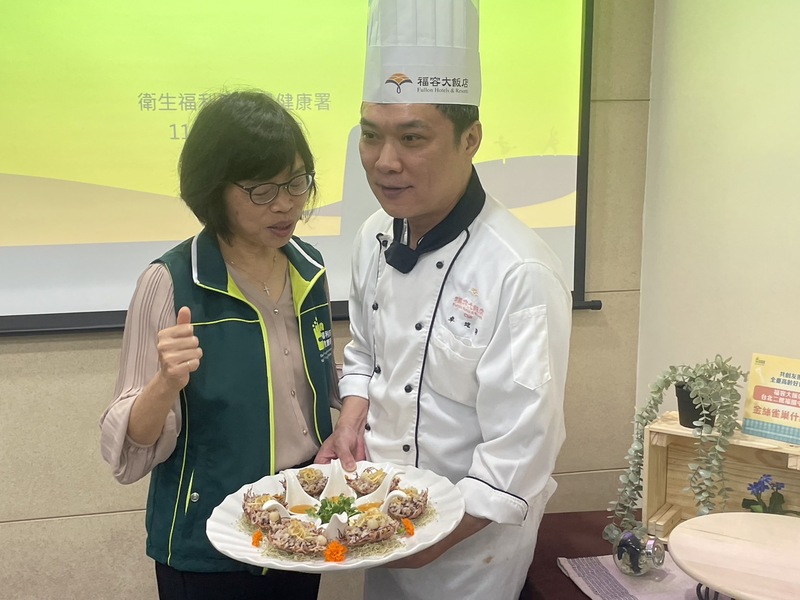 國健署副署長賈淑麗(左)21日於記者會表示,超過6成長者因為牙口問題,影響到飲食與營養攝取(Photo by 簡嘉佑/台灣醒報)