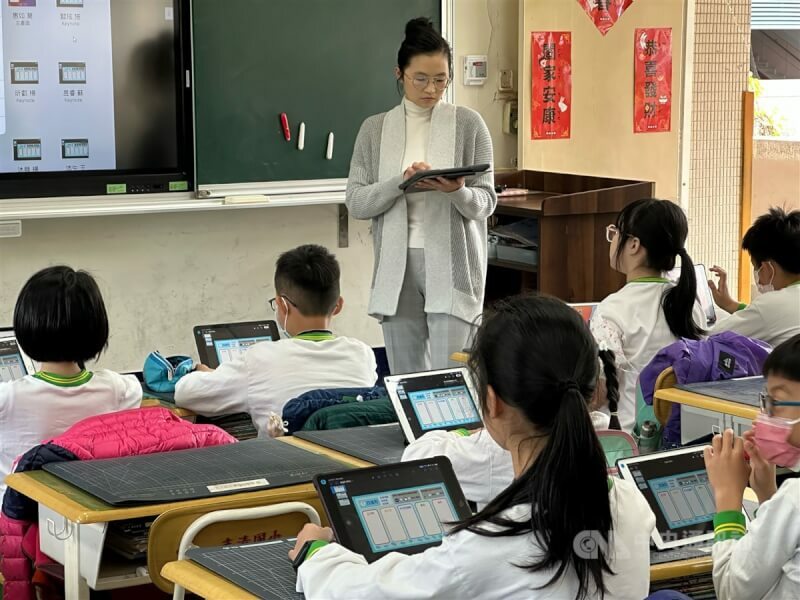 全教總21日召開記者會,呼籲政府幫高中、國中小老師加薪。(中央社)