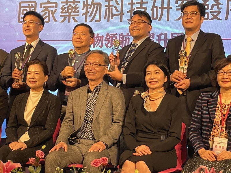2023國家藥物科技研究發展獎21日公佈獲獎名單,得獎者一同大合照。(Photo by簡嘉佑/台灣醒報)