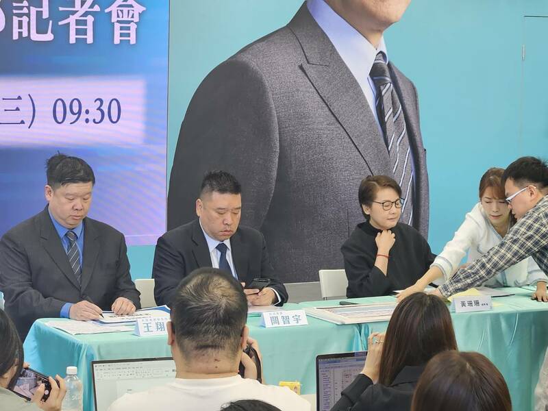 柯文哲競辦總幹事黃珊珊22日回應侯友宜說,有爭議的民調再看還是有爭議。(Photo by 呂翔禾/台灣醒報)