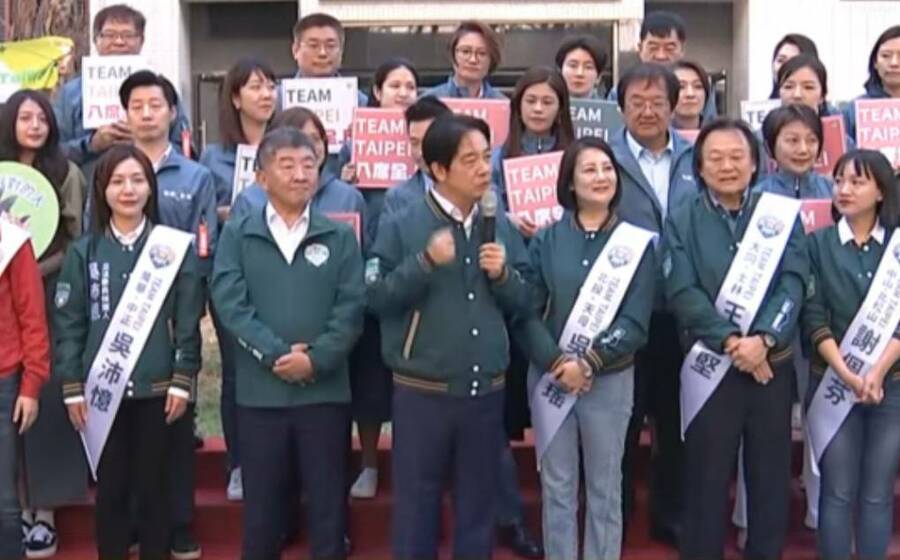 民進黨總統參選人賴清德22日率8位台北市立委參選人聯合登記參選。(直播截圖)