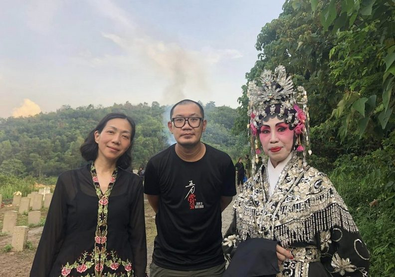 《五月雪》華裔導演張吉安要萬芳和蔡寶珠在亂葬崗拍戲(海鵬提供)