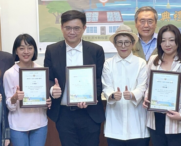 時代力量立委王婉諭(左一)、民進黨立委賴瑞隆(左二)與民眾黨陳琬惠(右一)都獲得「國會第十屆立委再生能源貢獻獎」。(Photo by 簡嘉佑/台灣醒報)