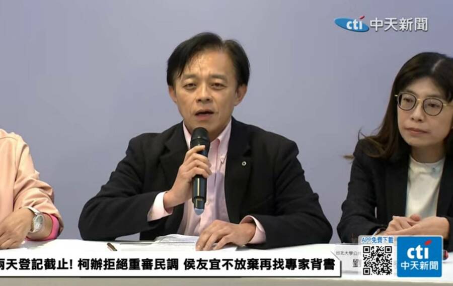 侯友宜競辦22日針對民眾黨不願再比民調召開記者會回應說,盼還是請專家檢視民調、促成藍白整合。(直播截圖)
