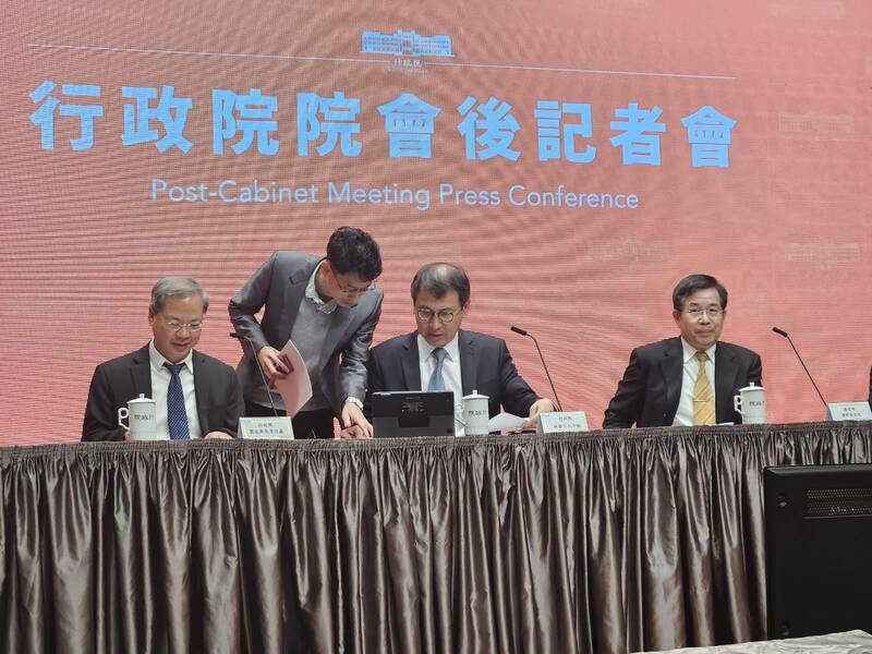 行政院23日公布113年減稅措施,包括提高基本生活費、伙食費減免等。(Photo by 呂翔禾/台灣醒報)