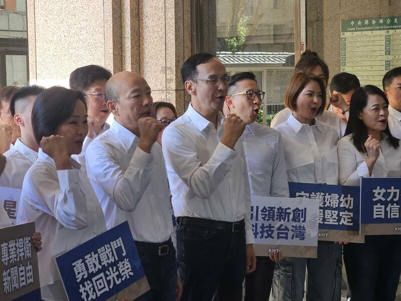 國民黨23日前往中選會登記不分區,朱立倫喊話柯郭到馬辦與侯談。(Photo by 呂翔禾/台灣醒報)