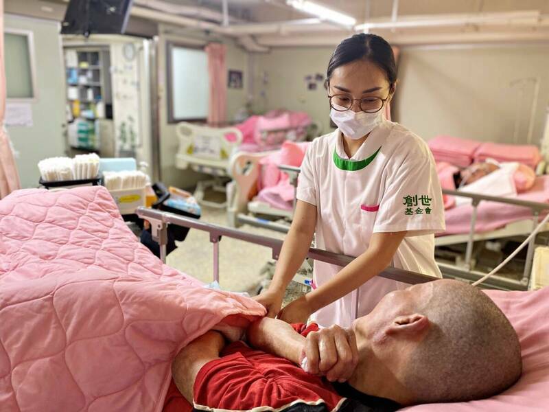 創世基金會在全台灣服務安養約800名植物人,但一天支出就超過百萬元。(創世基金會提供)