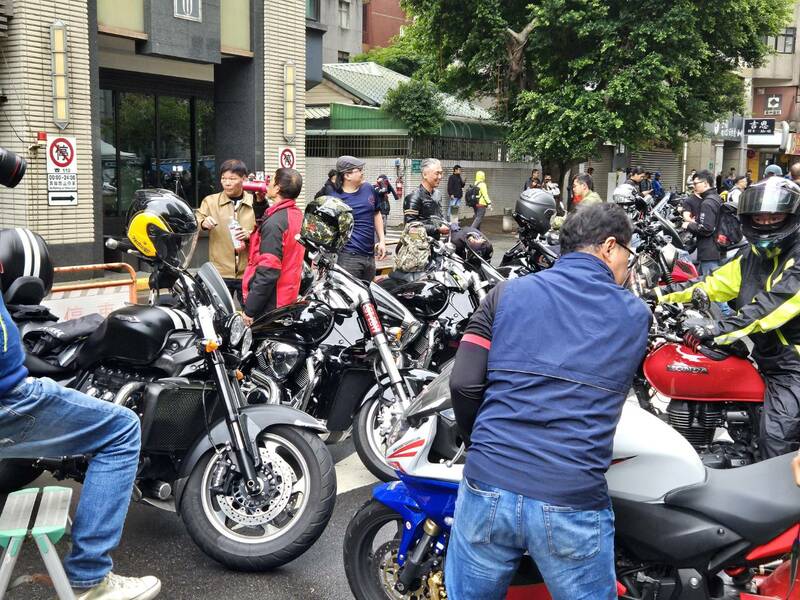 重機團體與騎士26日上街抗議,盼交通部解禁重機路權。(Photo by 呂翔禾/台灣醒報)