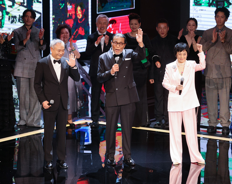 第60屆金馬評審團主席李安(前左起)、金馬執委會主席李屏賓與影后張艾嘉25日在金馬獎頒獎典禮時一同登台亮相。(中央社)