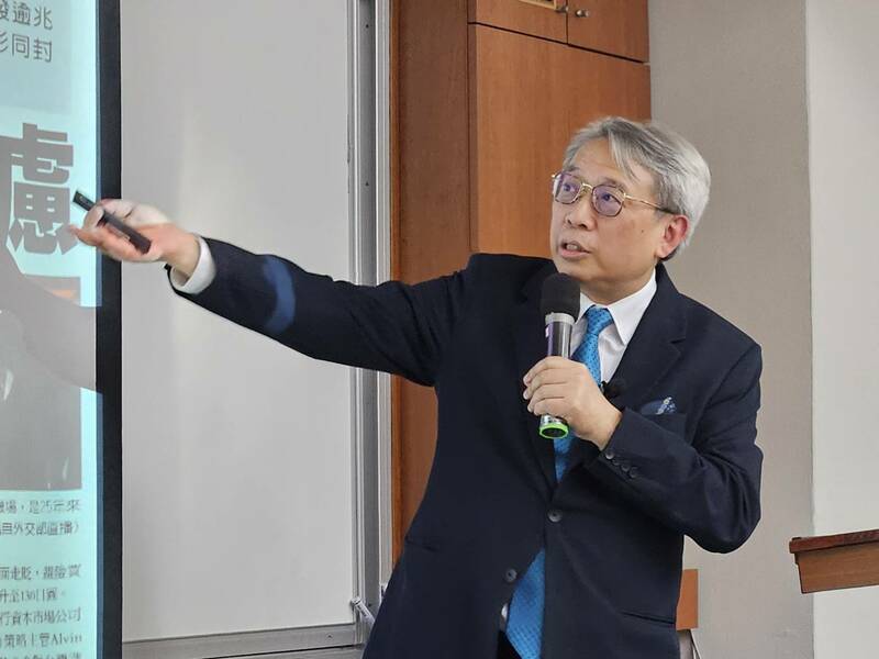 28日北威論壇上,專家建議明年投資AI應用科技股,還有注意美國降息與選舉風險。圖為萬寶投顧董事長朱成志。(Photo by 呂翔禾/台灣醒報)