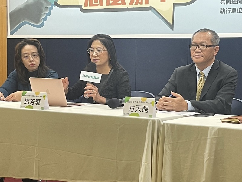 台灣教育智庫發言人魏佳卉(左起)、英國倫敦政經學院 IDEAS 中心數位關係計畫研究員施芳瓏與清大印度中心副主任方天賜29日探討國際人才的問題。(Photo by 簡嘉佑/台灣醒報)