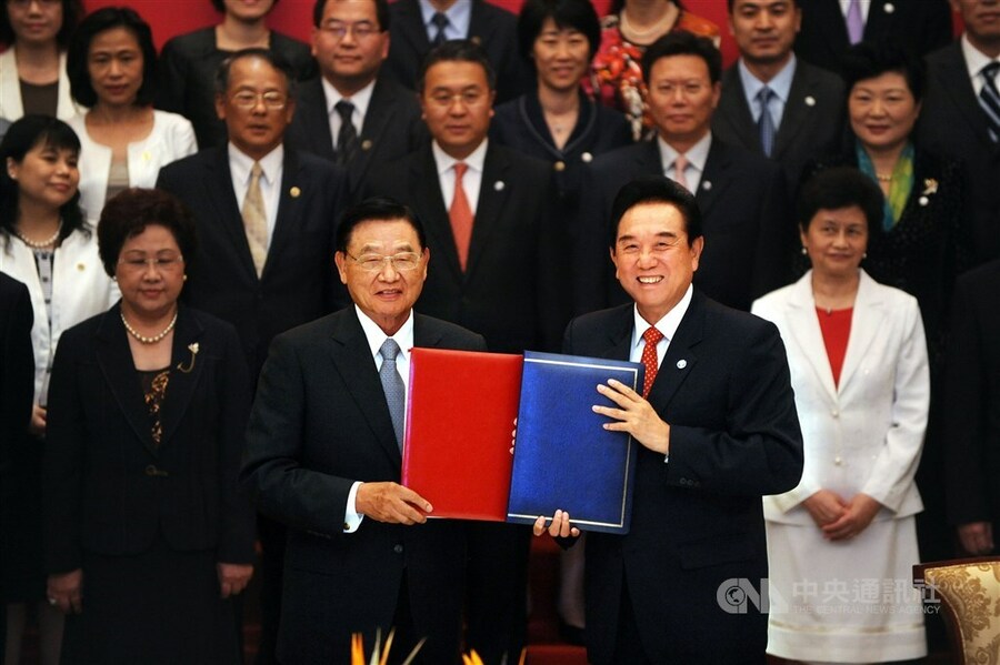海峽兩岸經濟合作架構協議(ECFA)2010年6月29日簽署,並於2010年9月12日生效。圖為2010年6月29日時任海基會董事長江丙坤(前左)與時任大陸海協會會長陳雲林(前右)完成ECFA簽署儀式。(中央社)