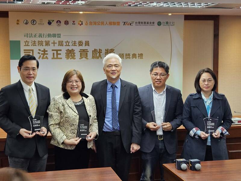 司改團體30日表揚司法人權議題表現優秀的立委。左起為江永昌、吳玉琴、陳為祥、邱顯智與賴香伶。(Photo by 呂翔禾/台灣醒報)