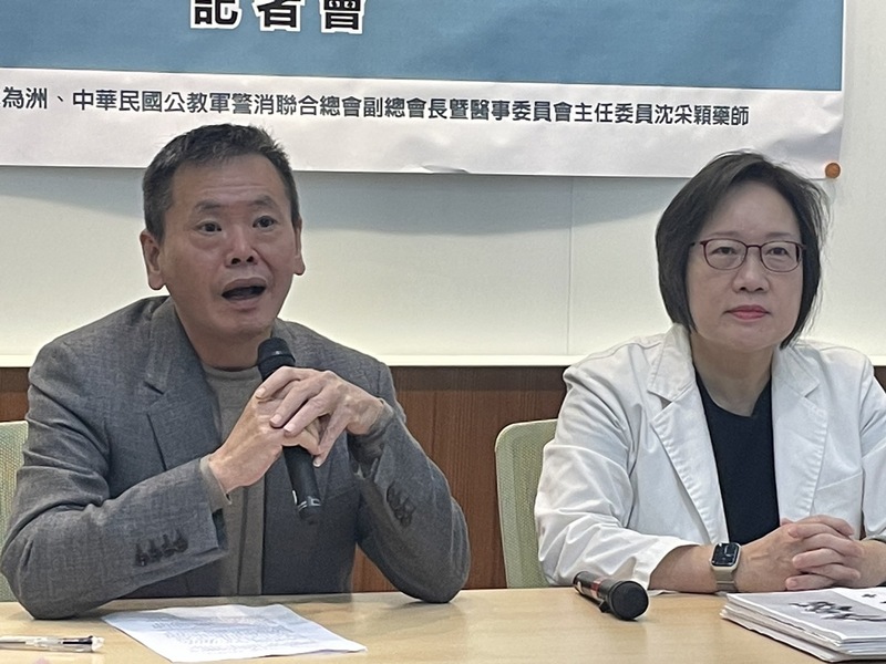 國民黨立委林為洲(左起)與藥師沈采穎30日於記者會指出,目前基層藥局已出現缺藥的問題。(Photo by 簡嘉佑/台灣醒報)