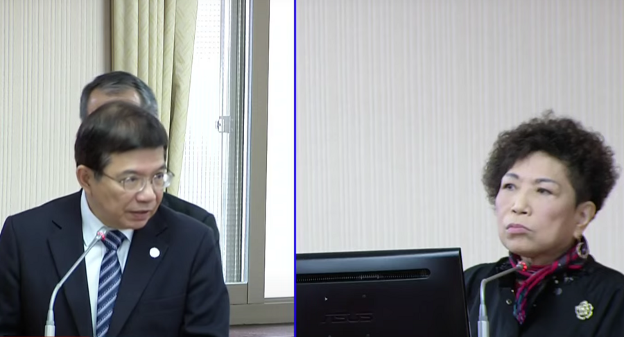 國民黨立委游毓蘭(右)30日質詢交通部長王國材(左)有關交通違規記點的問題。(直播截圖)