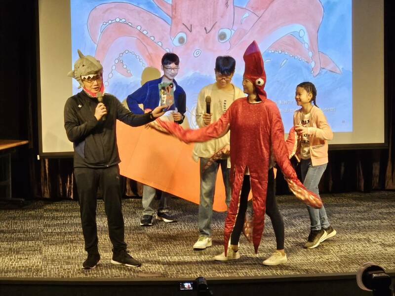 第26屆羅慧夫「用愛彌補 兒童文學獎」的金獎得主,一家在台上歡樂演出。(Photo by 呂翔禾/台灣醒報)