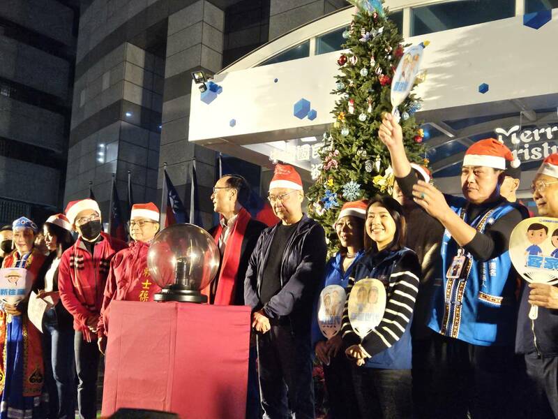 國民黨6日在黨部門口舉行耶誕點燈儀式,盼上帝祝福兩岸和平、公義永存台灣。(Photo by 呂翔禾/台灣醒報)