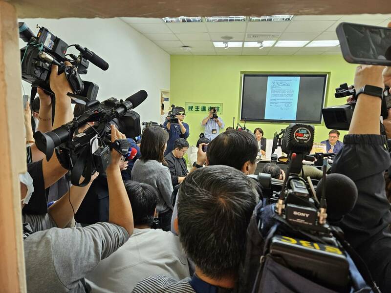民進黨指控藍營擋預算是中共介選,國民黨立院黨團11日憤而宣布,退出預算朝野協商。(Photo by 呂翔禾/台灣醒報)