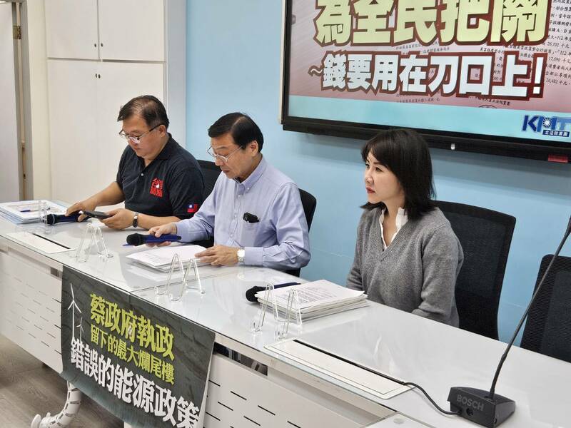 國民黨11日召開記者會,列舉他們認為總預算有疑點的地方,行政部門要到立法院進一步說明。(Photo by 呂翔禾/台灣醒報)