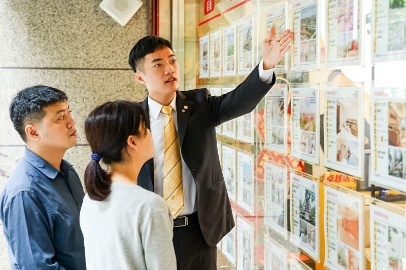 政府長期打房不力,又對低薪無解,即由政府直接或補助興建、或民間擁有合於居住標準的房屋(中央社)