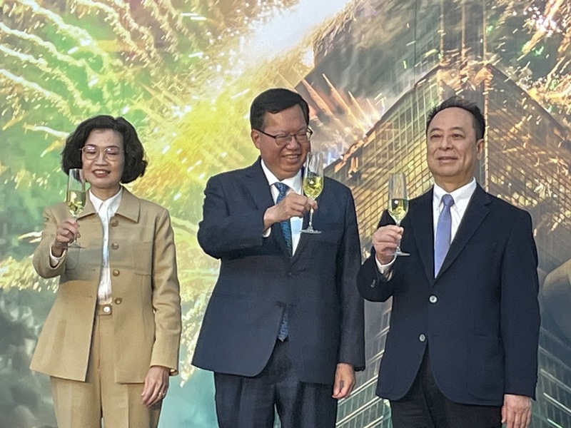 行政副院長鄭文燦(中)12日與101董事長張學舜(右)於記者會講述台北101跨年煙火。(Photo by 簡嘉佑/台灣醒報)