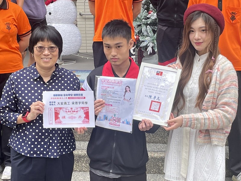 女團「黑曜精靈」的成員紫嫣(右)化身志工強調,根據國際研究,電子煙內有一百六十幾種的有害物質,多國也都已經禁止電子菸。(Photo by 簡嘉佑/台灣醒報)