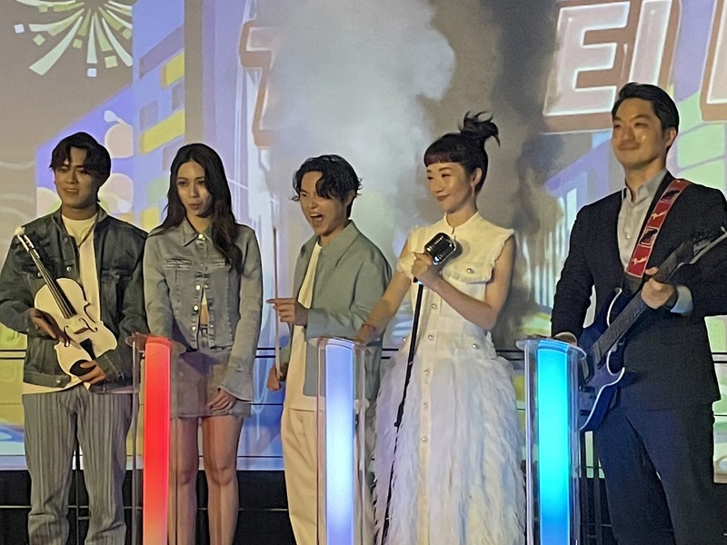 樂團告五人(左三人)、 台北跨年晚會主持人Lulu (黃路梓茵) (右2)與台北市長蔣萬安(右1)13日透露台北跨年晚會的精彩內容。(Photo by 簡嘉佑/台灣醒報)