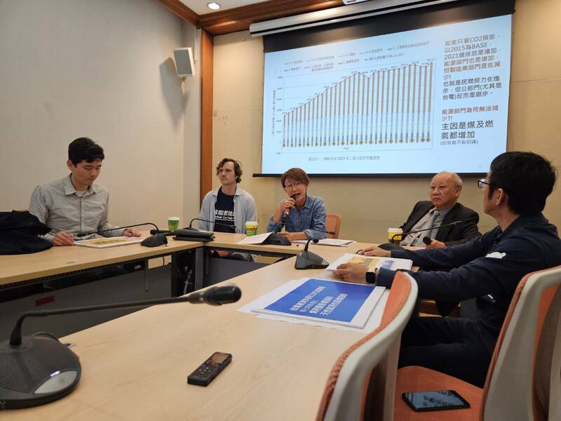 擁核團體14日呼籲政府要重啟核電,不要再用火力增加發電量。(Photo by 呂翔禾/台灣醒報)