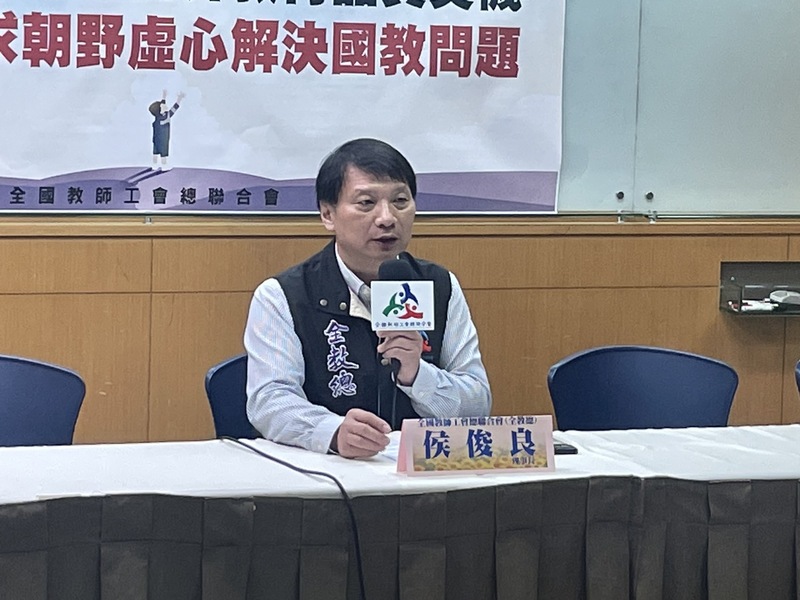 面對教育議題,全教總理事長侯俊良14日指出,三黨候選人回覆仍不外乎撒幣式的津貼補助。(Photo by 簡嘉佑/台灣醒報)