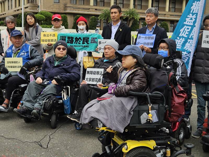 身障團體17日在行政院大門口召開記者會,呼籲設立《無障礙專法》。(Photo by 呂翔禾/台灣醒報)