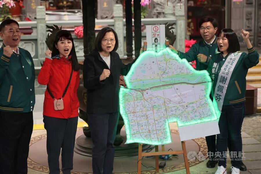 總統蔡英文17日輔選行程不斷,先後在台北替民進黨立委候選人站台。(中央社)