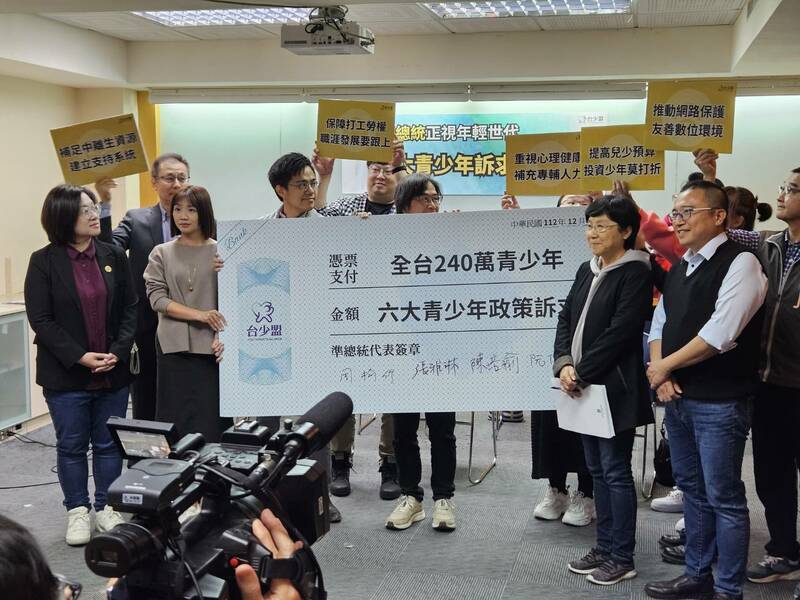 台少盟18日提出6大青年政策訴求,3黨代表都很樂意簽名背書。(Photo by 呂翔禾/台灣醒報)