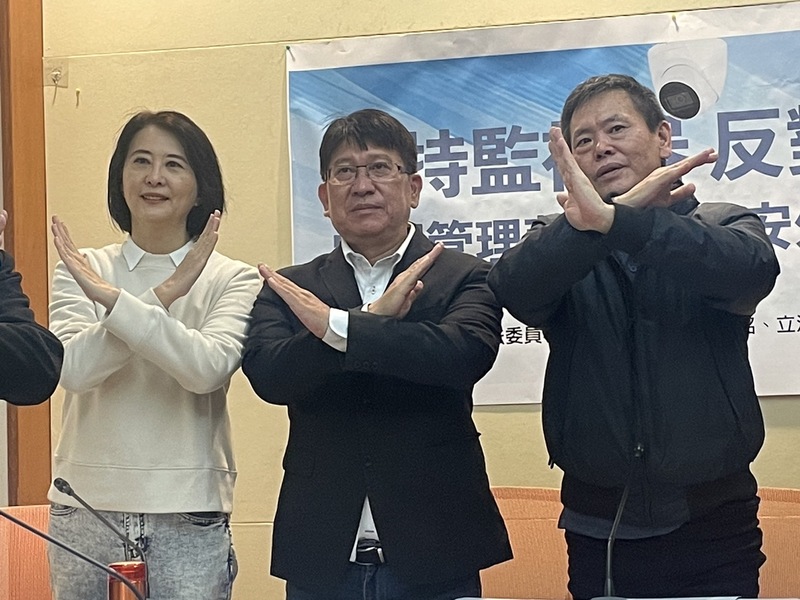 國民黨立委王鴻薇(左起)、林為洲與林思銘19日召開記者會,強烈反對政府要求托育中心要將影像上傳至雲端儲存空間。(Photo by簡嘉佑/台灣醒報)