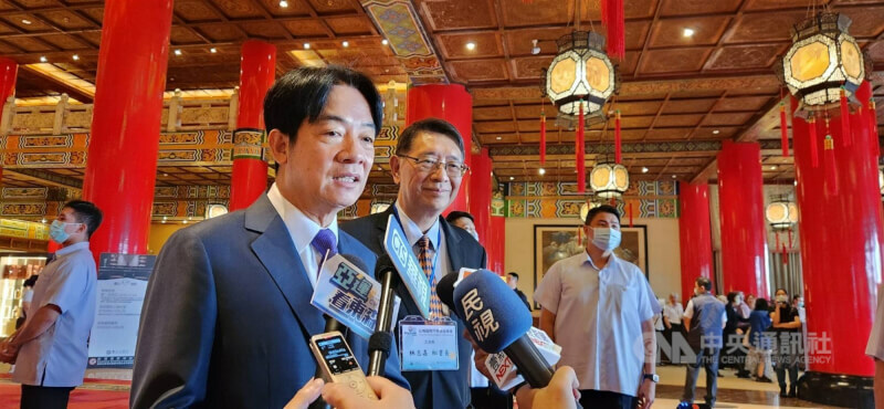 副總統賴清德(前左)受訪澄清,萬里老家房子未違反區域計畫管制要求,也沒有違不違建問題。(中央社)