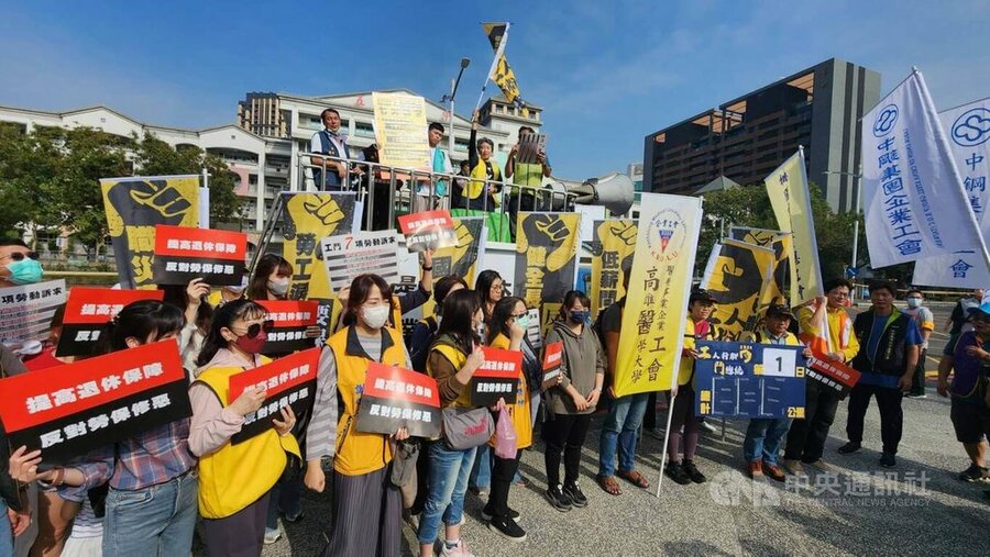 圖為工鬥遊行。選舉將近,許多民團拋出公共政策議題,要求總統候選人表態。(中央社)