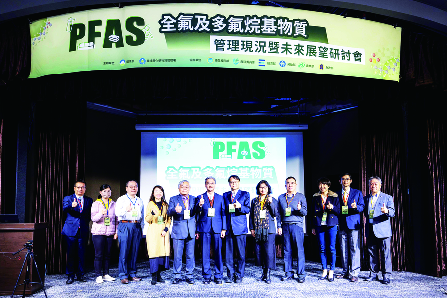 部會及各界專家合影(左6環境部葉俊宏政務次長、左7化學署謝燕儒署長)