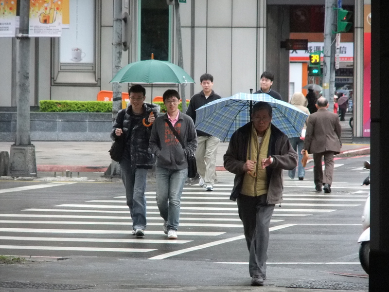 中央氣象署預報員曾昭誠表示,24日有一波冷氣團南下,到26日清晨前全台冷仍是偏冷的天氣。(本報資料照)
