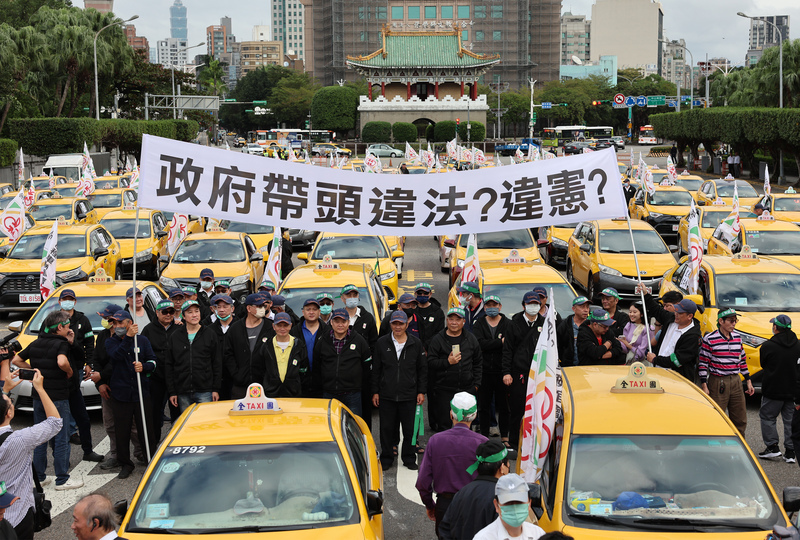 全民計程車聯誼會全國車隊12月13日下午號召大批計程車駕駛到凱道抗議交通違規記點新制,認為新制涉及違憲、剝奪人民工作權及生存權,(中央社)