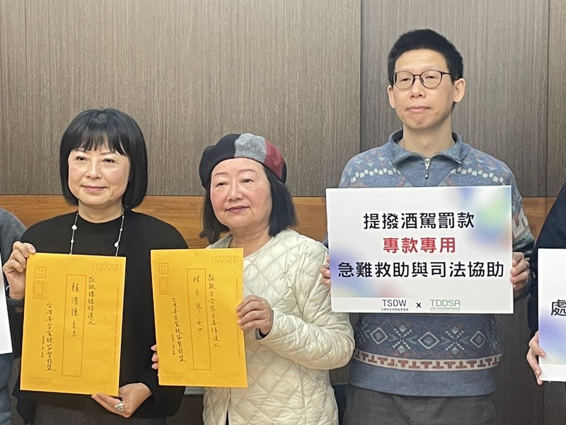 民進黨不分區立委候選人林月琴(左)、台灣安全駕駛監督聯盟理事長林美娜(中)26日呼籲總統候選人正視酒駕議題。(Photo by 簡嘉佑/台灣醒報)
