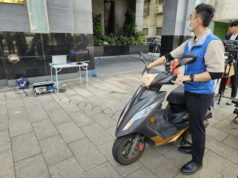環境部與交通部27日宣布,113年起機車改裝排氣管需要登記,並進行噪音檢測。(Photo by 呂翔禾/台灣醒報)