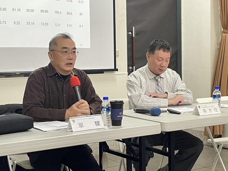 中央大學終身榮譽教授單驥(左)與中央大學台灣經濟發展研究中心執行長吳大任(右)27日公布12月份消費者信心指數。(Photo by 簡嘉佑/台灣醒報)