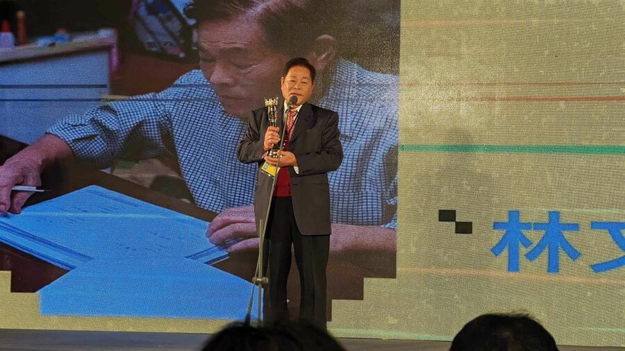 前衛出版社創辦人林文欽27日於金鼎獎頒獎典禮獲得特別貢獻獎。(臉書截圖)