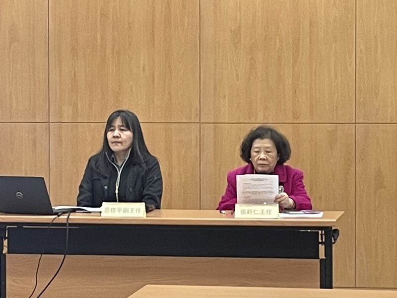 台大生傳系特聘教授岳修平(左)、大考中心主任張新仁(右)28日一同公布高中生英聽測驗第二次考試成績。(Photo by 簡嘉佑/台灣醒報)