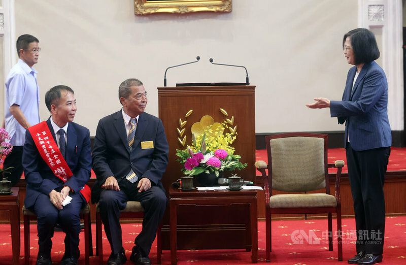 蔡政府農業施政的結果,造成廣大民怨,圖為總統接見十大傑出農業專家,盼台灣農產品行銷全世界。(中央社)