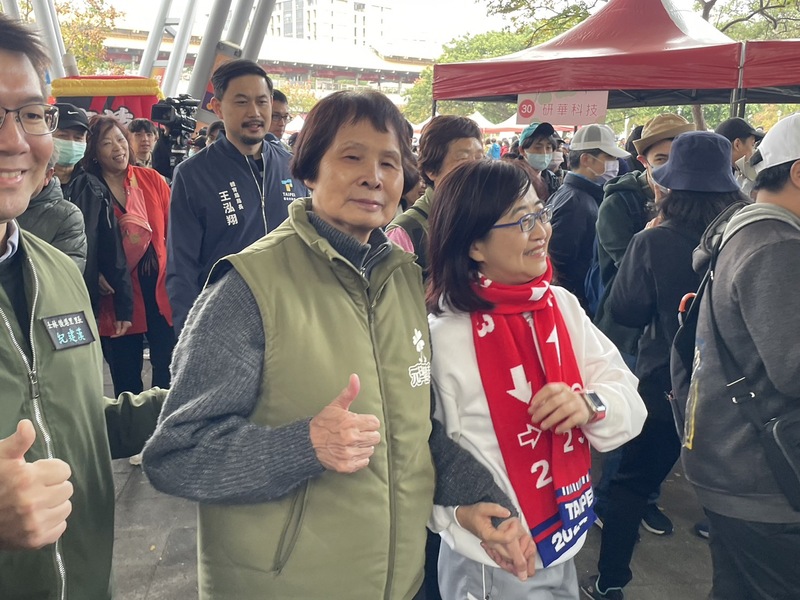 「元旦健走」發起人、飛躍羚羊紀政(左)參與元旦健走。(Photo by 簡嘉佑/台灣醒報)