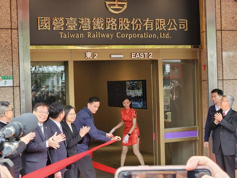 台鐵公司1日舉行揭牌典禮,總統蔡英文與相關部會官員前往揭幕。(Photo by 呂翔禾/台灣醒報)